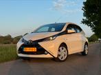Toyota Aygo 1.0 VVT-i X-Play | Camera | Navi | 1e Eigenaar, Voorwielaandrijving, Stof, Euro 6, 4 stoelen