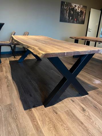 Mooie massief houten eettafel beschikbaar voor biedingen