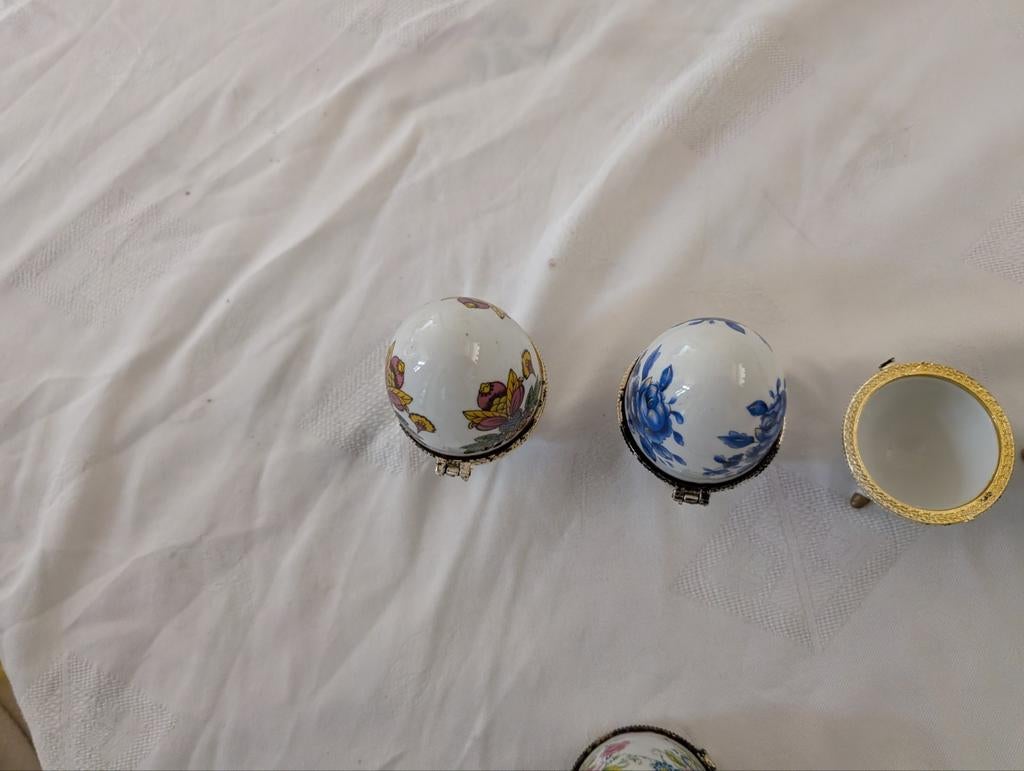 Porseleinen eieren met scharnieren, Ophalen