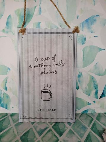 Tekstbord Riverdale: A cup of something Really Delicious beschikbaar voor biedingen