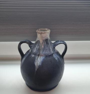 Vintage blauwe aardewerk 2 armige vaas beschikbaar voor biedingen