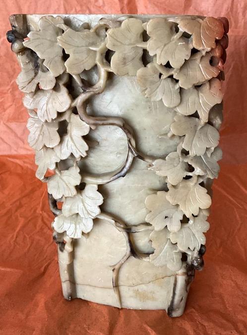 Speksteen ca. 1950 - Chinese Penselenpot - Druivenranken, Antiek en Kunst, Curiosa en Brocante, Ophalen