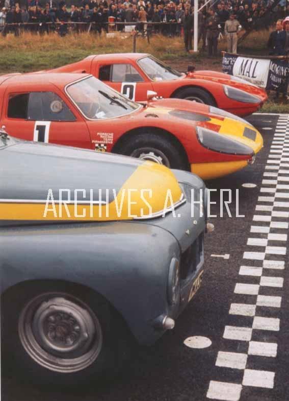 Volvo PV 544  Porsche 904  Karlskoga 1967 foto, Verzamelen, Automerken, Motoren en Formule 1, Nieuw, Auto's, Verzenden