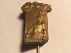 Messing MAN MET ZWAARD NA STRAZ ! Speld (Messingkleur)., Verzenden, Zo goed als nieuw, Figuurtje, Speldje of Pin