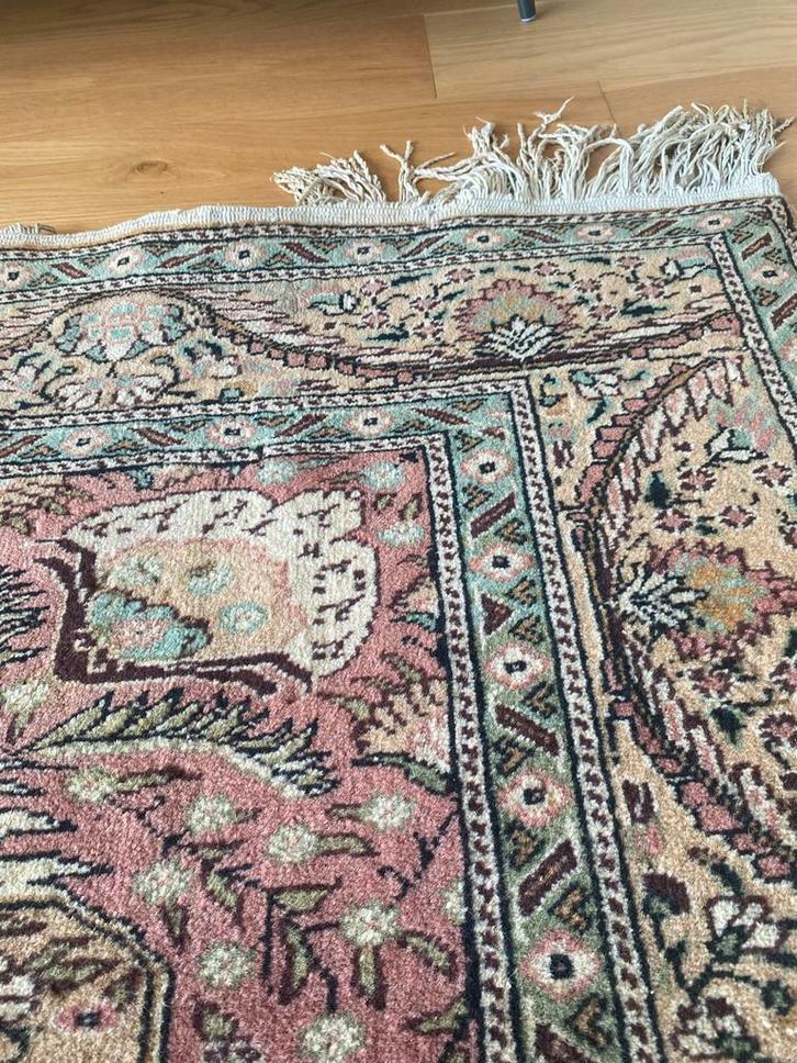 Antiek Tapijt - Handgeknoopt Bloemmotief - Uniek Kleurpalet, Antiek en Kunst, Antiek | Kleden en Textiel, Ophalen