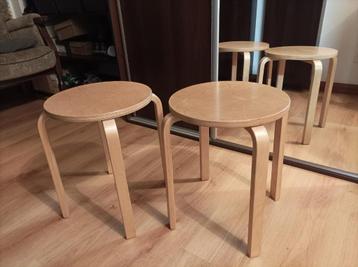 Twee houten krukjes beschikbaar voor biedingen