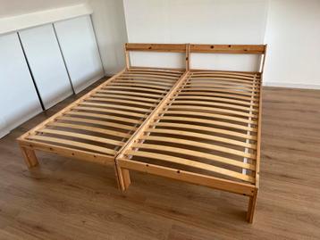 Twee losse houten bedframes beschikbaar voor biedingen