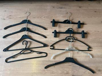9 plastic kleding hangers 