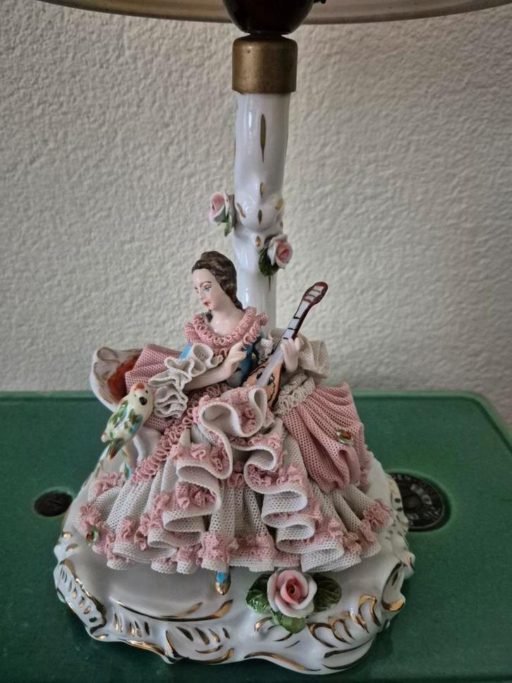 Mooie Saksisch Dresden lace porselein beeld meisje tafellamp, Antiek en Kunst, Antiek | Porselein, Ophalen