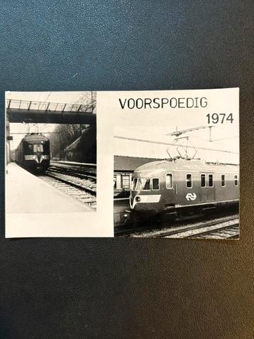 Wenskaart ‘Voorspoedig 1974’ met afbeeldingen mat ‘40 en ‘46 beschikbaar voor biedingen