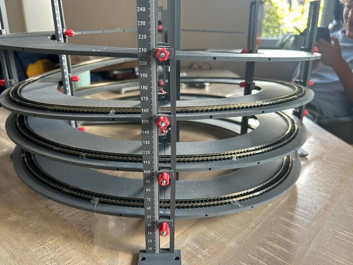 Trix (of Märklin) in hoogte verstelbaar klimspiraal., Hobby en Vrije tijd, Modeltreinen | N-Spoor, Zo goed als nieuw, Rails, Gelijkstroom