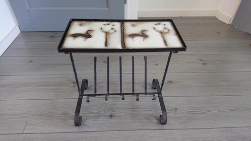 Brocante vintage krantenbak met gietijzer frame en tegels, Huis en Inrichting, Woonaccessoires | Krantenbakken en Lectuurbakken