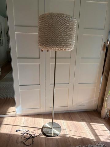Mooie Vloerlamp met gebreid/stoffen Kap beschikbaar voor biedingen