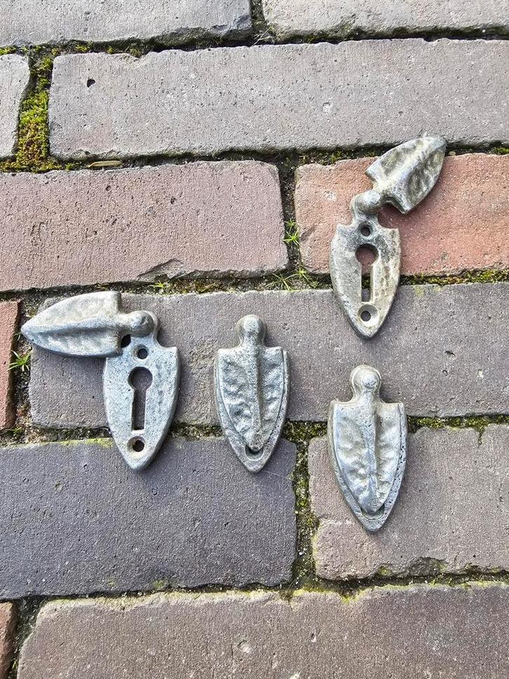 4 Antieke ijzeren sleutel afdekplaatjes, sleutelgat ornament, Antiek en Kunst, Antiek | Gereedschap en Instrumenten, Ophalen of Verzenden