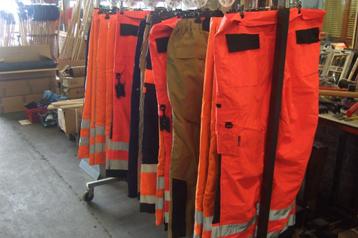 Gevoerde werkbroeken beschikbaar voor biedingen