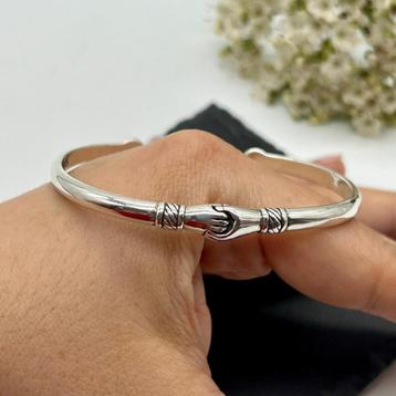 Prachtige 925 zilveren armband versierd met 2 handen. beschikbaar voor biedingen