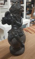 Engel met fluit zittend op een bol gemaakt van kunsstof, Antiek en Kunst, Ophalen of Verzenden