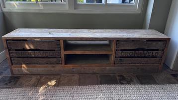 Unieke houten dressoir / tv-meubel met vintage fruitkistjes beschikbaar voor biedingen