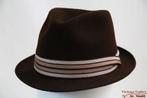 Gleufhoed Trilby Mayser bruin 57-58 nieuw gratis verzenden, Nieuw, Ophalen of Verzenden, 57 cm (M, 7⅛ inch) of minder, Hoed