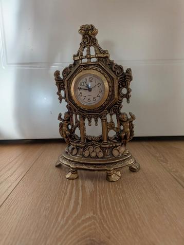Een aantal tafel klokken  beschikbaar voor biedingen
