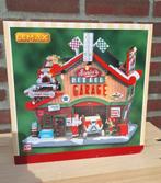 Lemax "Santa's Hot Rod Garage" #25863, Diversen, Kerst, Ophalen of Verzenden, Zo goed als nieuw
