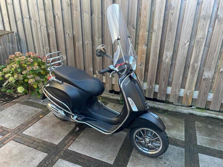 Vespa primavera S 45 km uit 2023, Fietsen en Brommers, Brommers | Vespa, Zo goed als nieuw, Ophalen