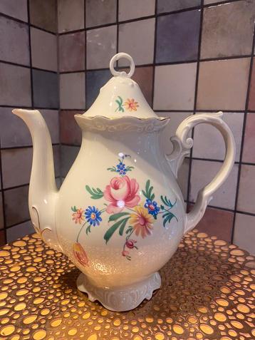 Victoria,antieke theepot,hoogte 26 cm,doorsnee buik 15 cm beschikbaar voor biedingen