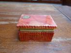 Vintage albasten doos in rood