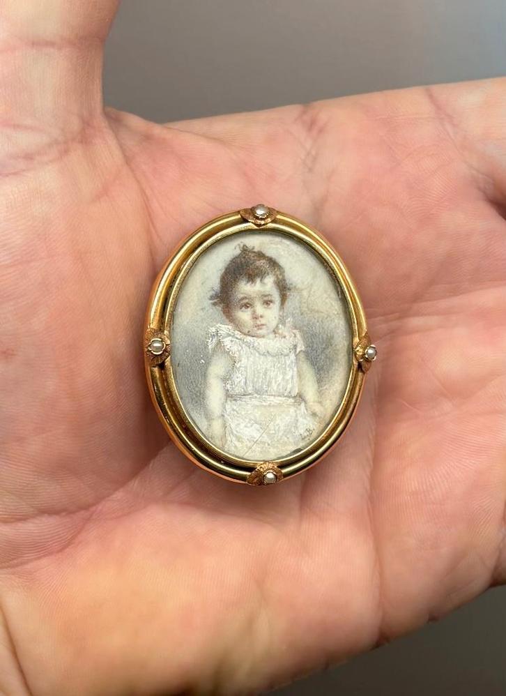 Foto lijst 14k goud antiek portret meisje parelmoer broche, Sieraden, Tassen en Uiterlijk, Antieke sieraden, Broche, Goud, Met edelsteen