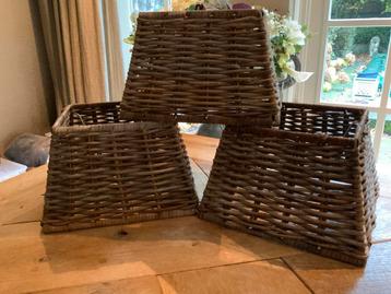 3 vierkante rieten lampenkappen beschikbaar voor biedingen