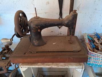 Oude Naaimachine voor de Liefhebber beschikbaar voor biedingen
