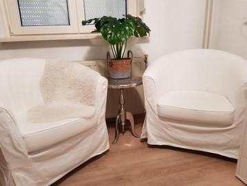 Prijs per stuk : zilverkleur tafeltje + 2 x witte stoel Ikea beschikbaar voor biedingen