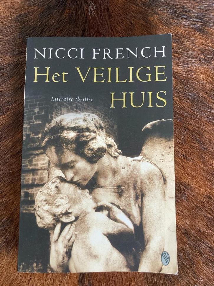 Nicci French - thriller - Het veilige huis  + De rode kamer, Boeken, Thrillers, Zo goed als nieuw, Europa overig, Ophalen of Verzenden