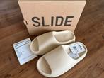Adidas Yeezy Slide Bone (2022 Restock) maat 43 Nieuw Slides, Slippers, Overige kleuren, Nieuw, Ophalen of Verzenden