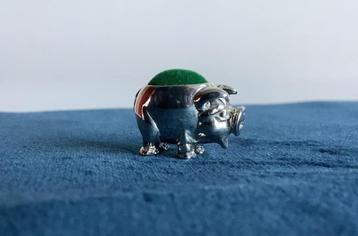 zilveren miniatuur varkentje - speldenkussen beschikbaar voor biedingen