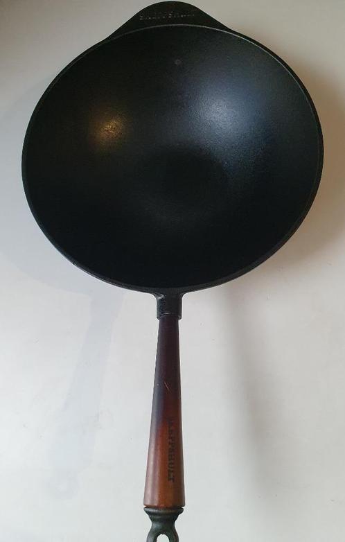 Skeppshult gietijzeren wokpan 32cm met houten handgreep, Huis en Inrichting, Keuken | Potten en Pannen, Gebruikt, Wok, Gietijzer