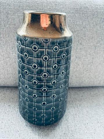 Trendy vaas antraciet met messing beschikbaar voor biedingen