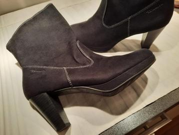 Zwarte “ suede achtige” enkellaarsjes beschikbaar voor biedingen