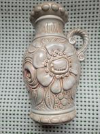 grote West Germany vaas van oma bloemen reliëf bijna gratis, Overige kleuren, Aardewerk of Porselein, Ophalen of Verzenden, Zo goed als nieuw