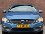 Volvo V60 1.6 T3 Kinetic | NL-AUTO! | 1E EIG! | DEALER OH!, Auto's, Voorwielaandrijving, 4 cilinders, 150 pk, Blauw