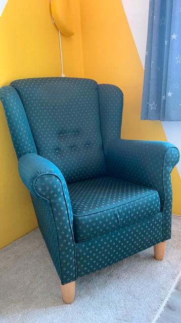 Groene fauteuil beschikbaar voor biedingen