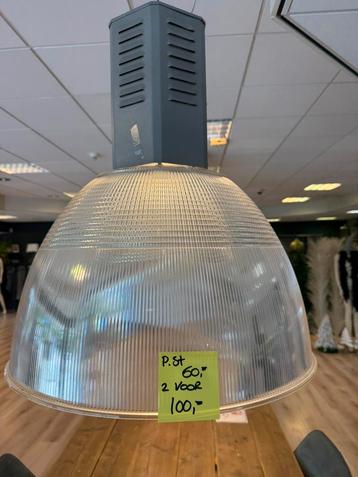 Industriële hanglampen beschikbaar voor biedingen