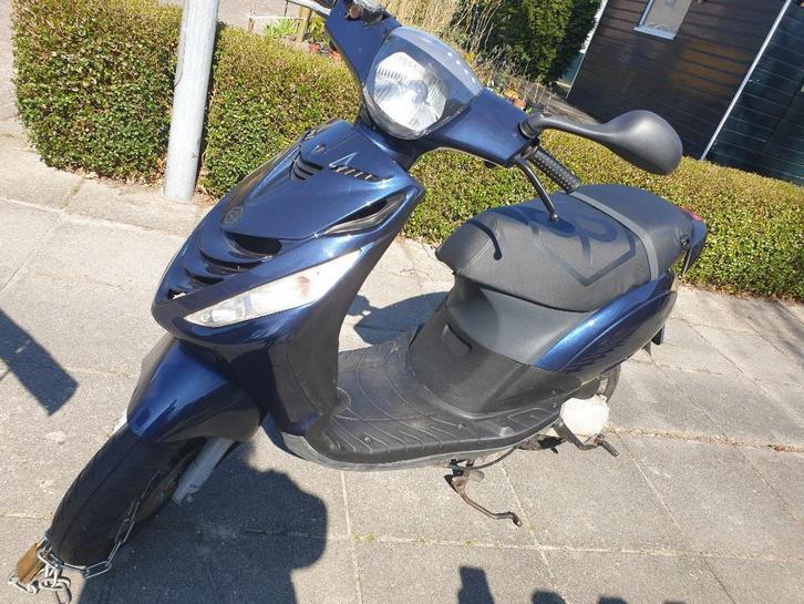 Full option zip scooter, Fietsen en Brommers, Scooters | Piaggio, Gebruikt, Zip, Maximaal 45 km/u, Benzine, Ophalen