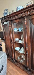 Antieke vitrinekast met houtsnijwerk, Ophalen of Verzenden