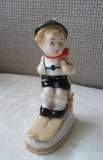 Porseleinen beeldje. Jongen op ski's. Jaren '20 - '40., Verzamelen, Beelden en Beeldjes, Ophalen of Verzenden, Zo goed als nieuw