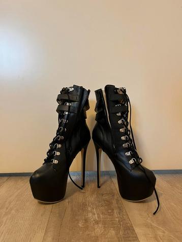 Kinky zwarte laarzen met veters en rits – hoge hak 16cm beschikbaar voor biedingen