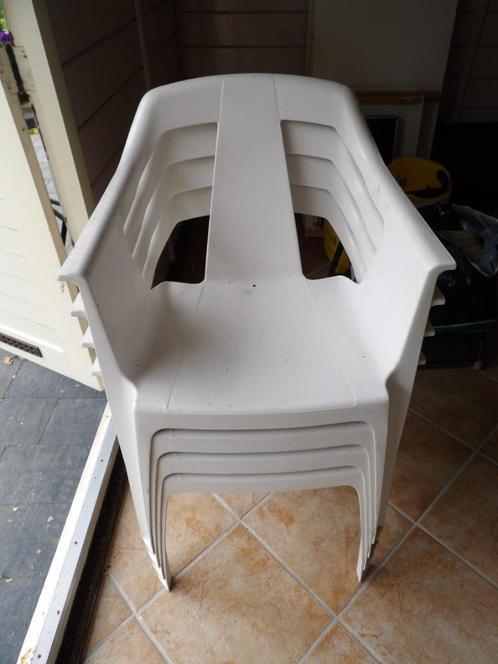 4x kunstof kuipstoel (zijn altijd binnen opgeruimd, maar wel, Tuin en Terras, Tuinstoelen, Gebruikt, Kunststof, Stapelbaar, Ophalen