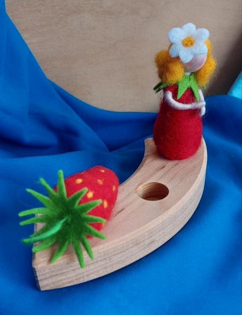 Aardbeitjes, jaarring, stekertjes, waldorf, wol, vilt, Hobby en Vrije tijd, Vilt, Nieuw, Figuurtje(s), Wolvilt, Ophalen of Verzenden
