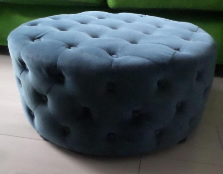 Ronde blauwe velvet poef met knopen / gecapitonneerd ø 60 cm, Huis en Inrichting, Banken | Voetenbanken en Poefen, 50 tot 75 cm