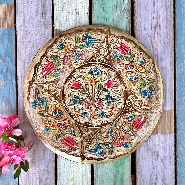 Koperen wandbord met gekleurde geschilderde versiering, Antiek en Kunst, Antiek | Koper en Brons, Koper, Ophalen of Verzenden